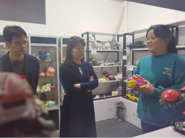 市贸促会程会长莅临深夜福利视频导航设计参观
